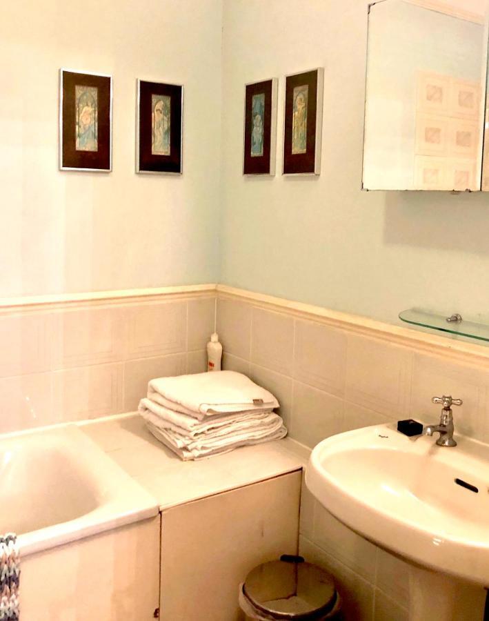 Lauras Townhouse Apartments Dressmakers Salon باث المظهر الخارجي الصورة